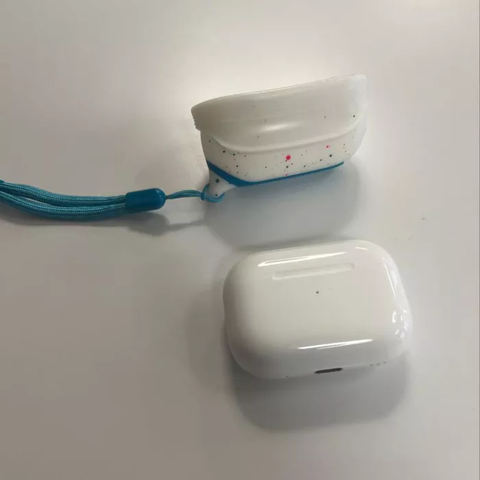 Apple AirPods Pro（第2世代）​​​​​​​- MagSafe充電ケース - 大幅割引 photo review